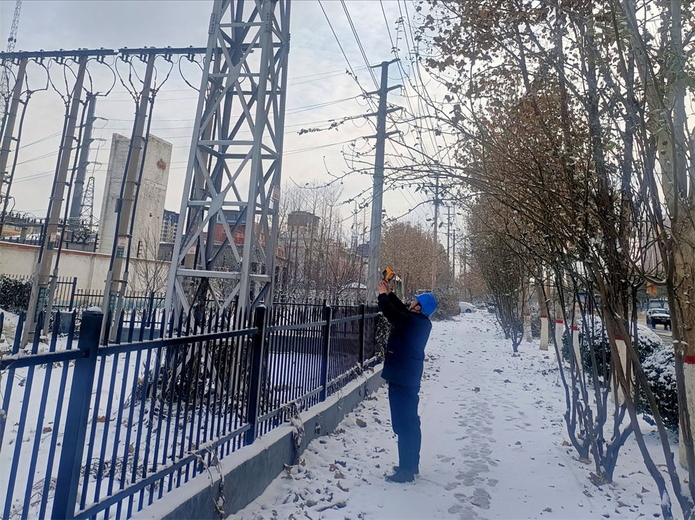 日前,高陽電力員工劉佔良在雪后巡視10千伏圈頭西線路。 王建勛攝