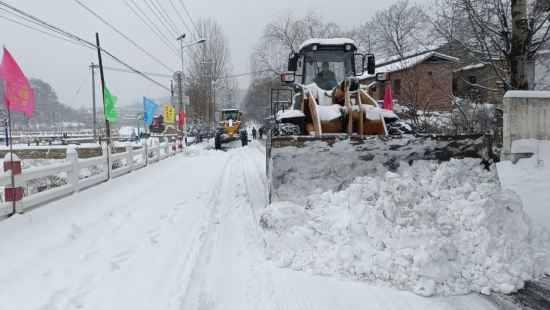 在沙河市蟬房鄉，公路養護人員正在清理積雪。 牛曉東攝