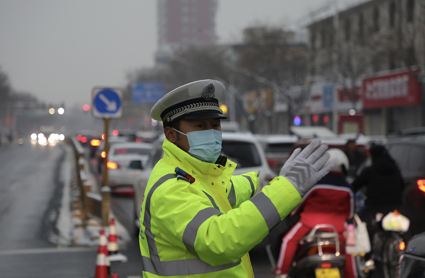 交警在重要路口指挥疏导车辆行人有序通行。 白天龙摄