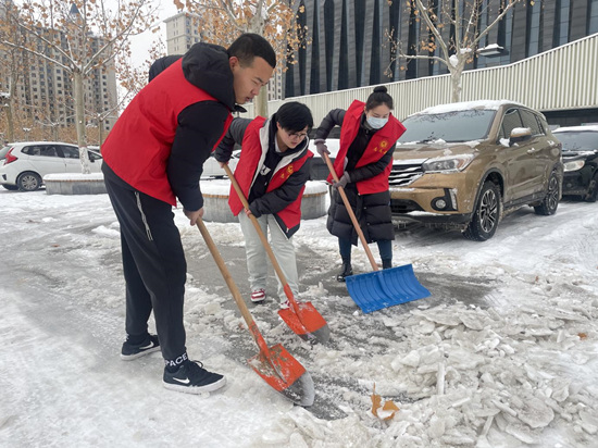 曲阳县县直单位开展扫雪行动。王克摄
