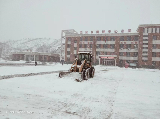 北台乡使用机械清除学校积雪。高瑞鹤摄