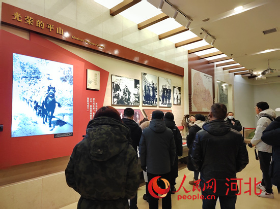 “讲好中国新型政党制度故事”网络主题采访活动媒体记者团走进位于河北省平山县的西柏坡纪念馆。人民网 祝龙超摄