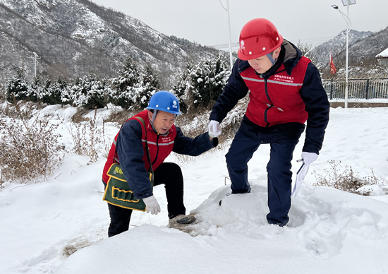 12月15日，国网平山县供电公司营里供电服务站员工对10千伏666营里线进行特巡。 韩晓宇摄