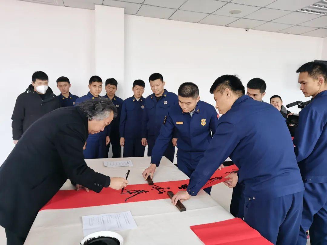 文化名家走進縣消防隊進行書法寫作。 李建波攝