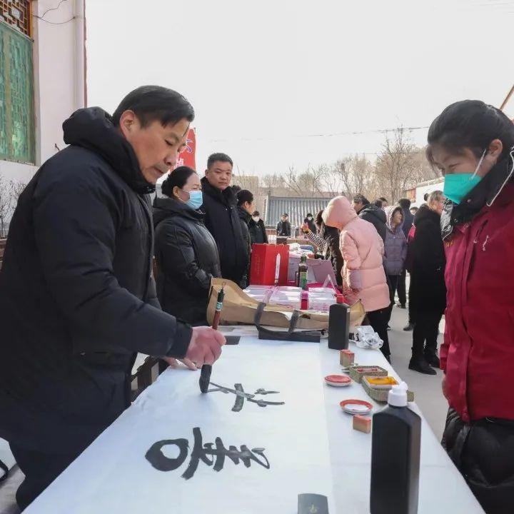 文化名家送書法下鄉活動。 李建波攝