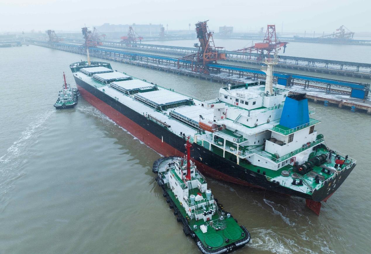 風雪中，一艘裝載電煤的船舶准備駛離黃驊港。 劉建玲攝