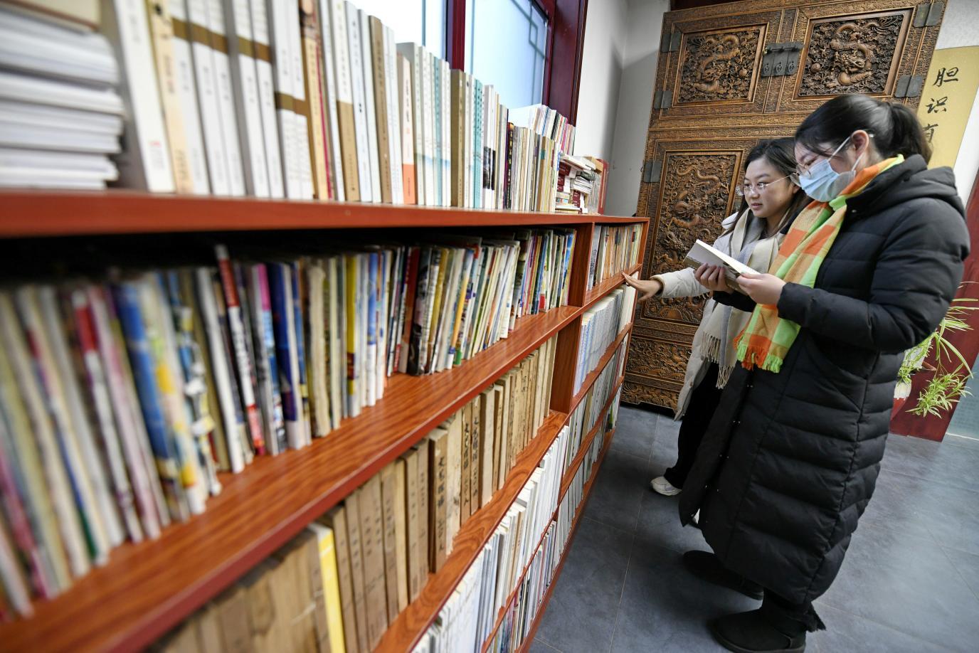 在迁安市文化展示类名家工作室——春瑞书院，参观人员正在翻阅图书。