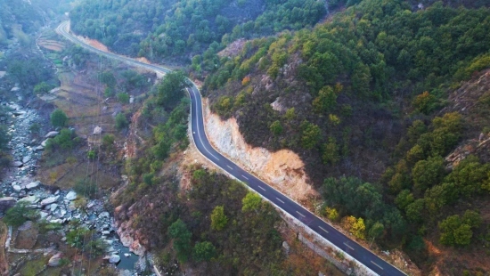 整修一新的赞皇县石咀头至上段公路。赞皇县交通运输局供图
