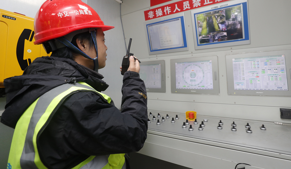 “奮進號”盾構機操作室內駕駛員進行推進工作。 陳童攝
