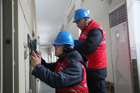 國網晉州市供電公司工作人員在對供電設備進行檢測。 王津攝
