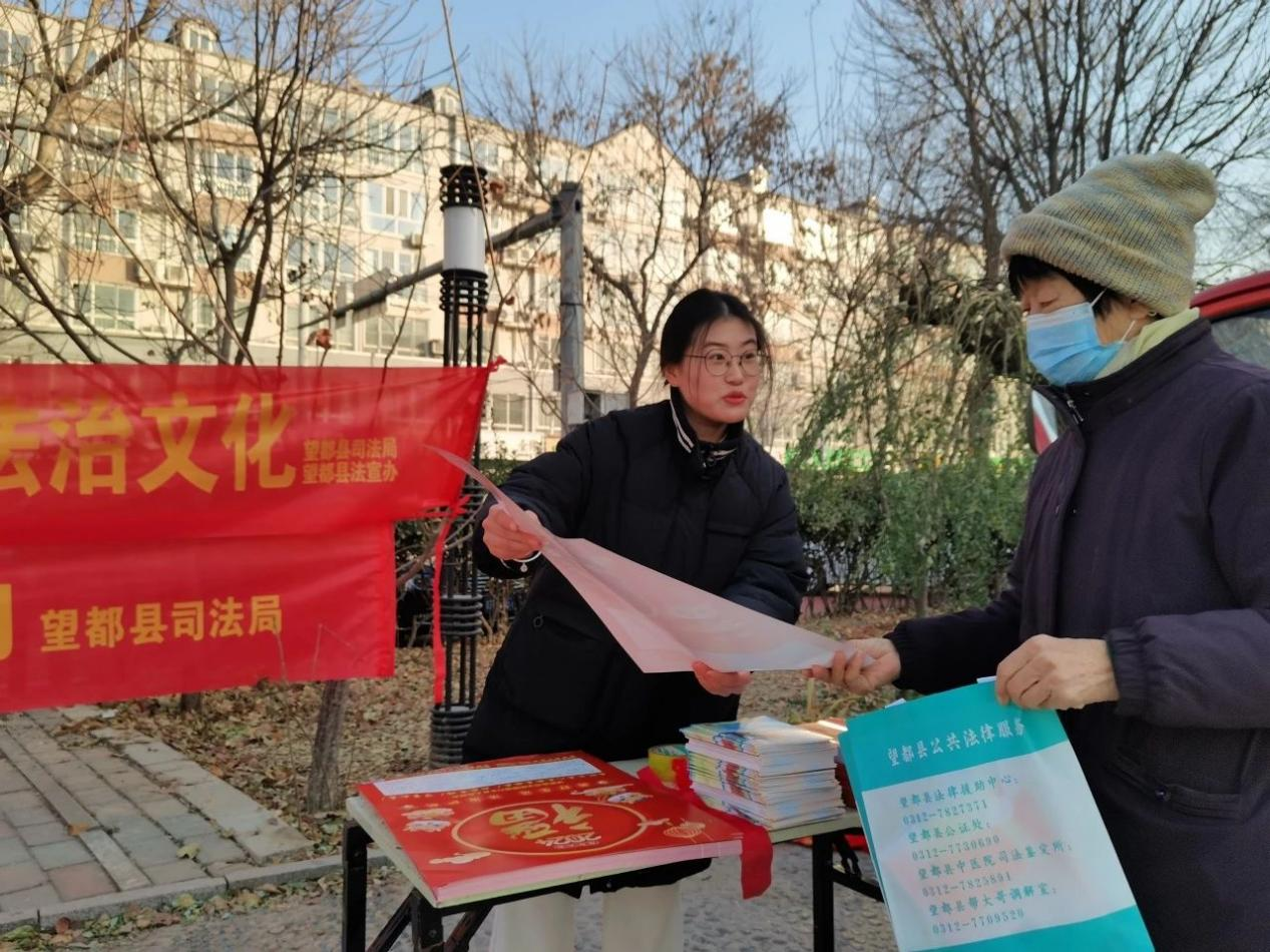 向过往群众发放宣传页。 张红娜摄