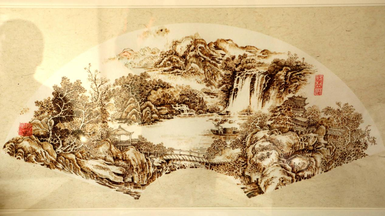 阮永军创作完成的烙画作品。 陈宏儒摄