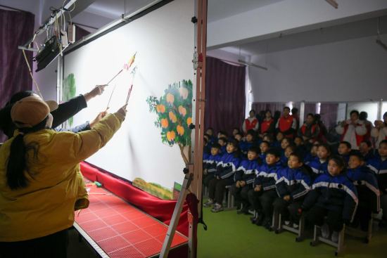 学生们观看皮影演出。 高儒森摄