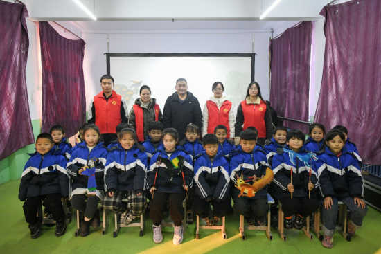 志愿者与学生们合影。 高儒森摄