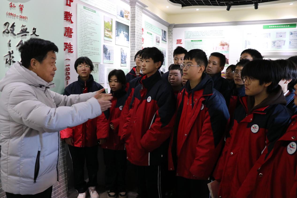 安平縣文學藝術界聯合會主席王彥博向學生們講述孫犁的革命事跡。 郝琪琪攝