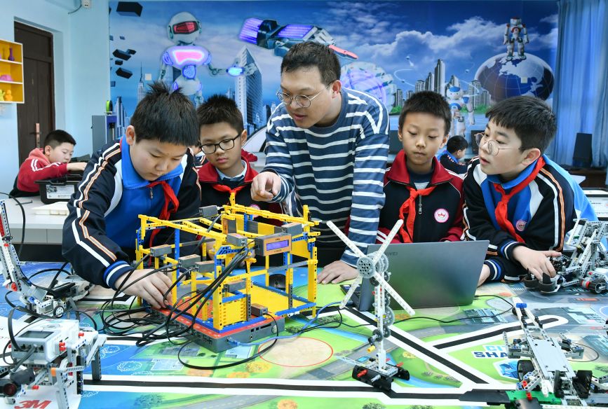 在河北省任丘市实验小学科技课堂上，小学生在老师的指导下进行“智慧大棚”科技小制作。 苑立伟摄
