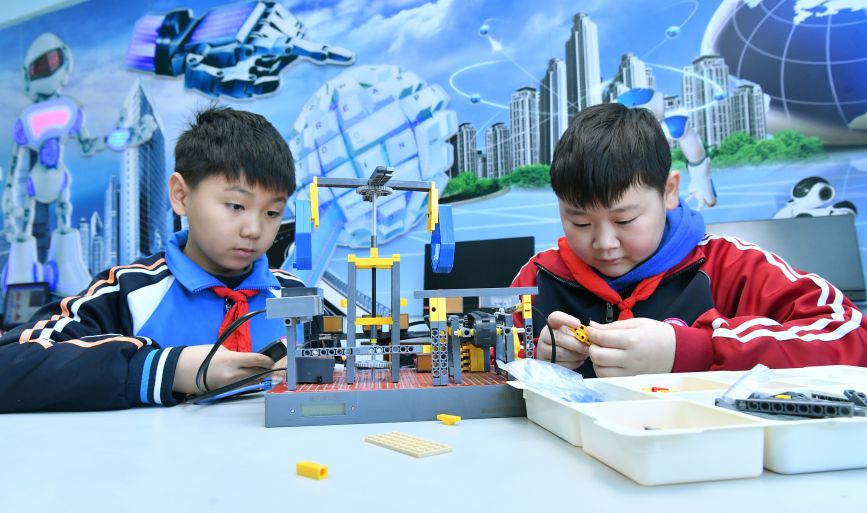 在河北省任丘市实验小学科技课堂上，小学生正在进行“冬季分拣仓库”科技小制作。 苑立伟摄 