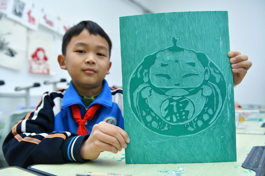 在河北省任丘市实验小学，小学生展示版画作品。 苑立伟摄 