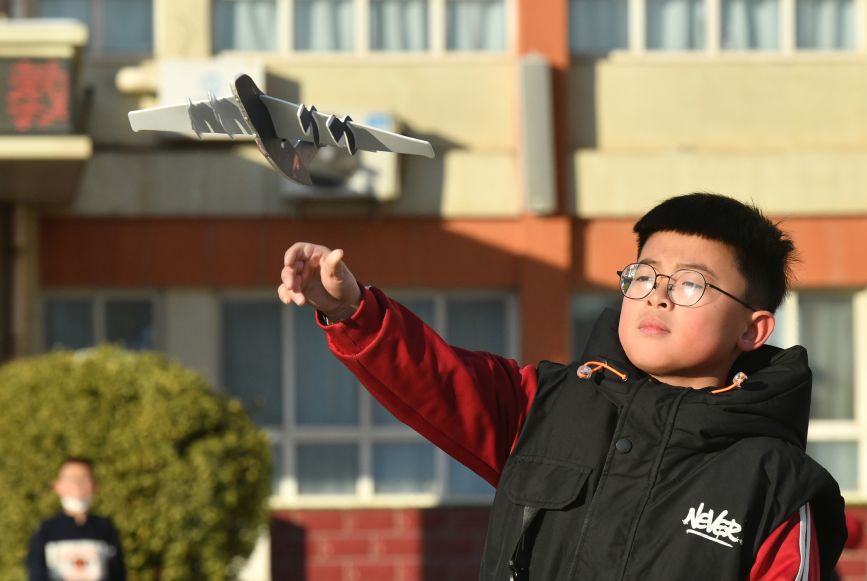 在河北省任丘市實驗小學操場上，小學生在放飛航模。 苑立偉攝