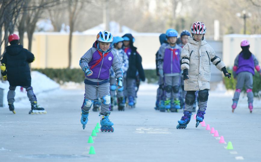 在河北省任丘市西环路白塔小学，小学生正在练习轮滑。 苑立伟摄