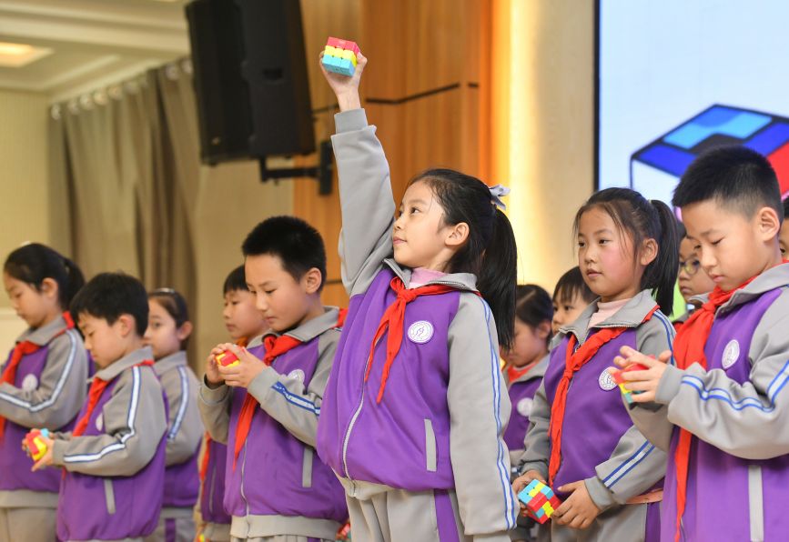在河北省任丘市西环路白塔小学，小学生正在进行魔方接力赛。 苑立伟摄