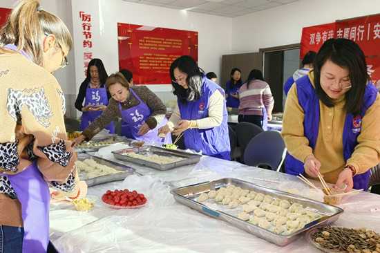 小寺新村”包饺子 送爱心“活动现场，妇女干部和志愿者们边包饺子，边交流工作经验。 李月英摄