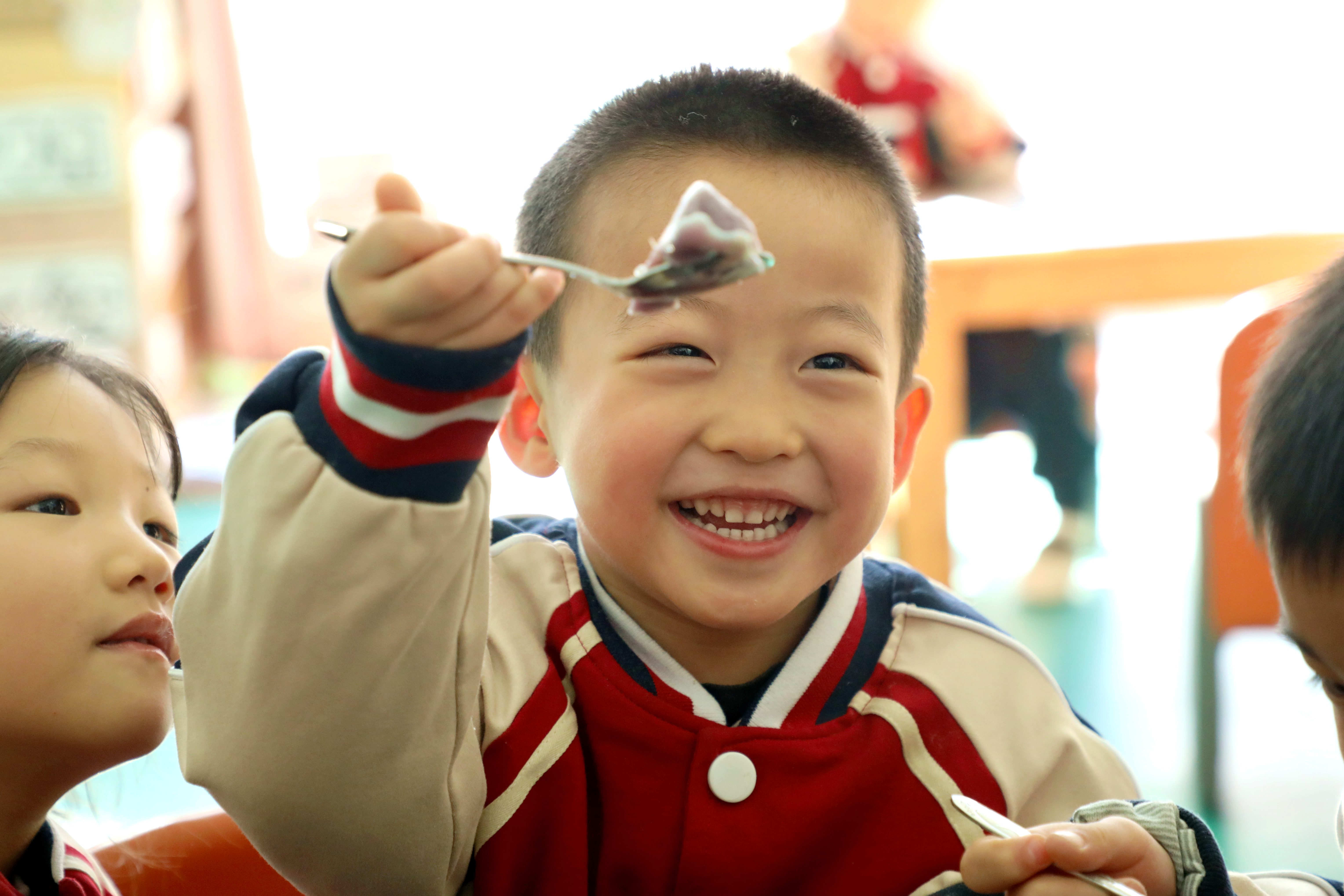 香河县第三幼儿园，小朋友开心地吃饺子。 朱钰爽摄