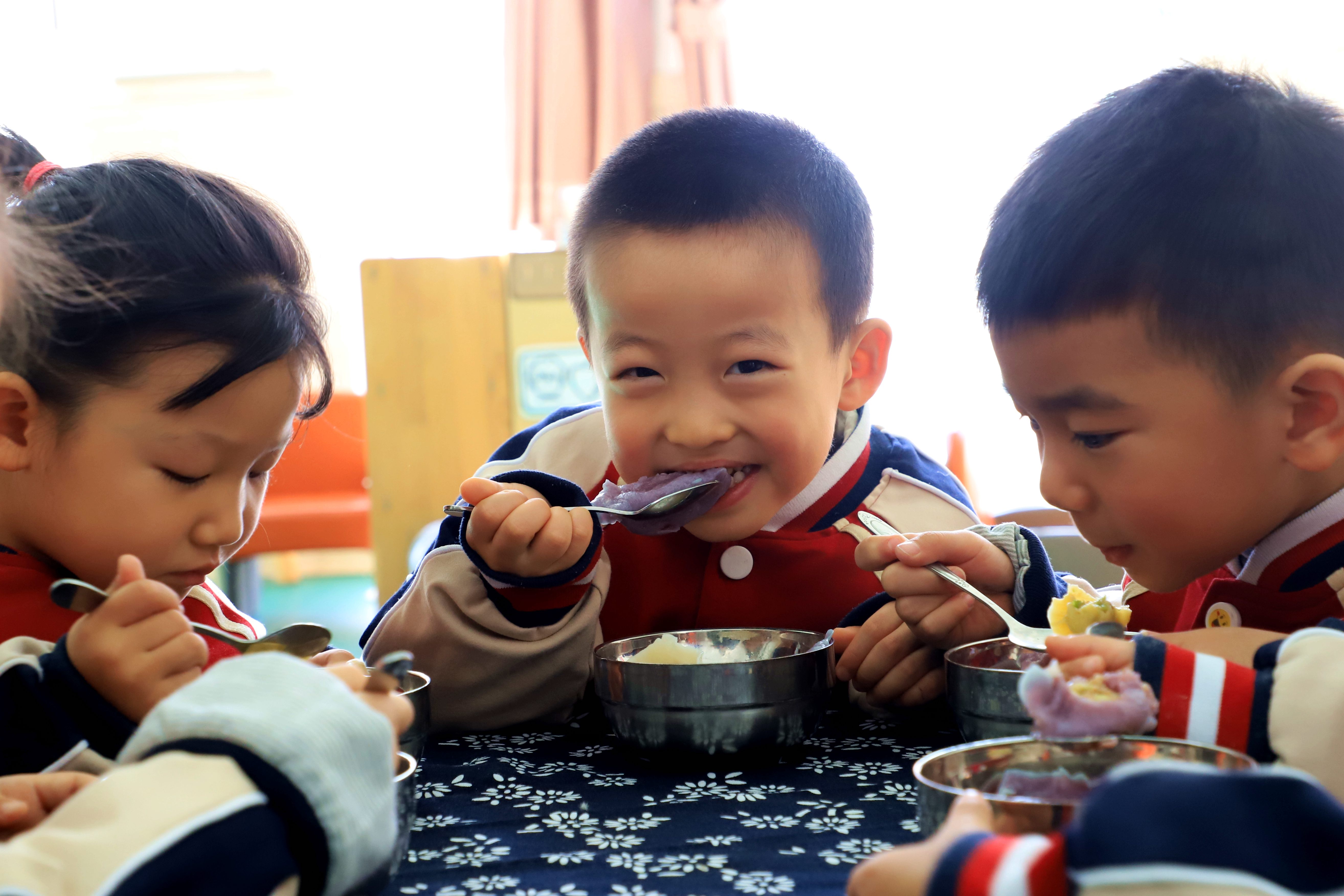 香河县第三幼儿园，小朋友开心地吃饺子。 朱钰爽摄