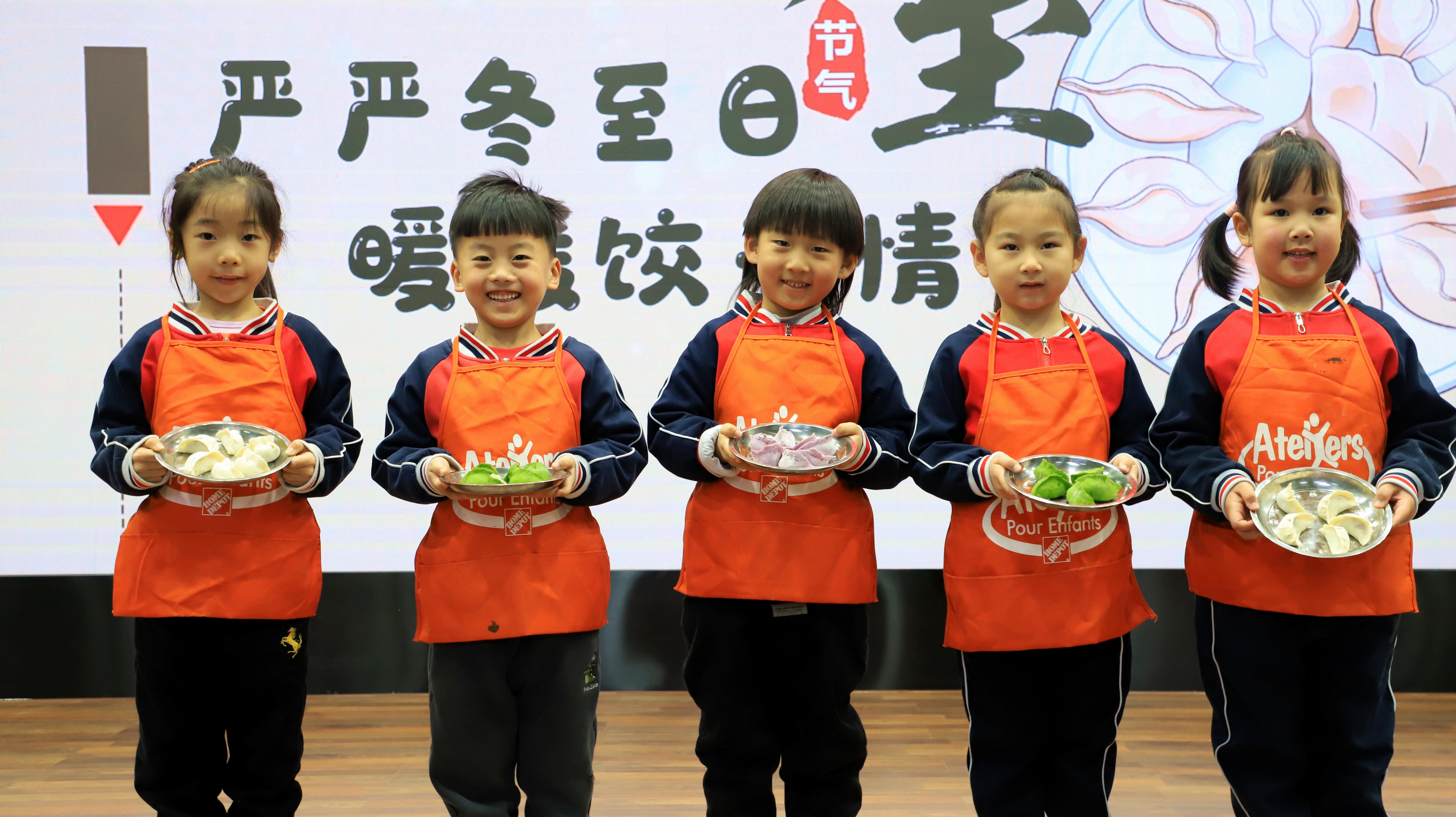 香河县第三幼儿园，小朋友展示自己的“劳动成果”。 朱钰爽摄
