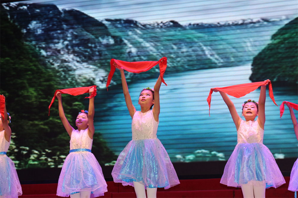 涞水县中小学文艺汇演小学组学生正在表演舞蹈。 徐梓钰摄