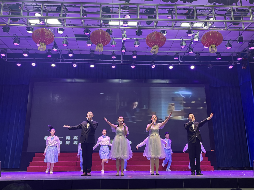 涞水县中小学文艺汇演中学组学生正在歌唱表演。 徐梓钰摄