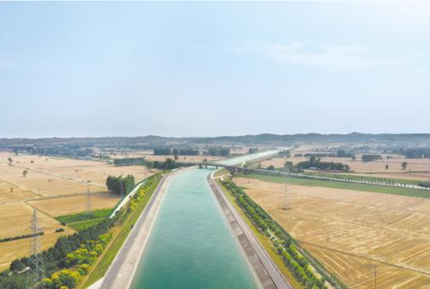 今年6月，南水北調中線河北段泜河退水閘向泜河實施生態補水現場。 河北日報記者苑立立攝