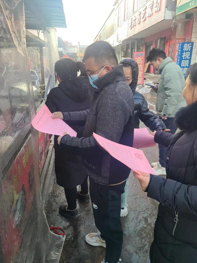 新城鎮工作人員現場發放宣傳資料。石建芳攝