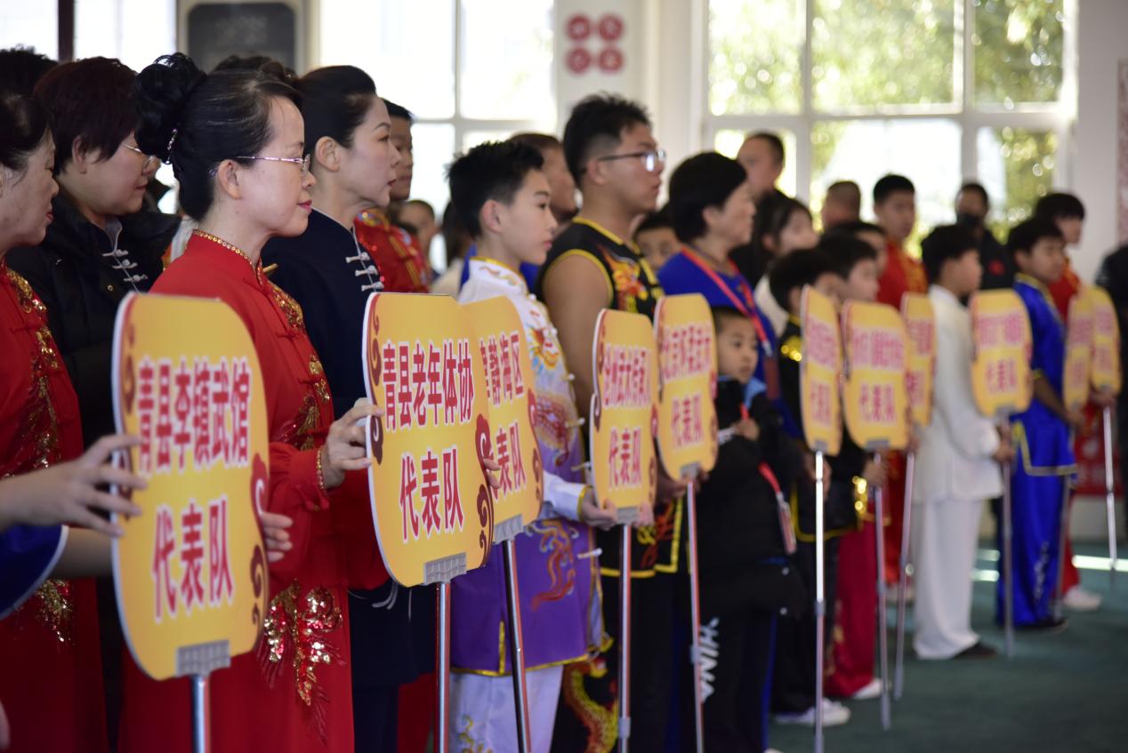 武術代表隊參加大會開幕式。 尹向平攝