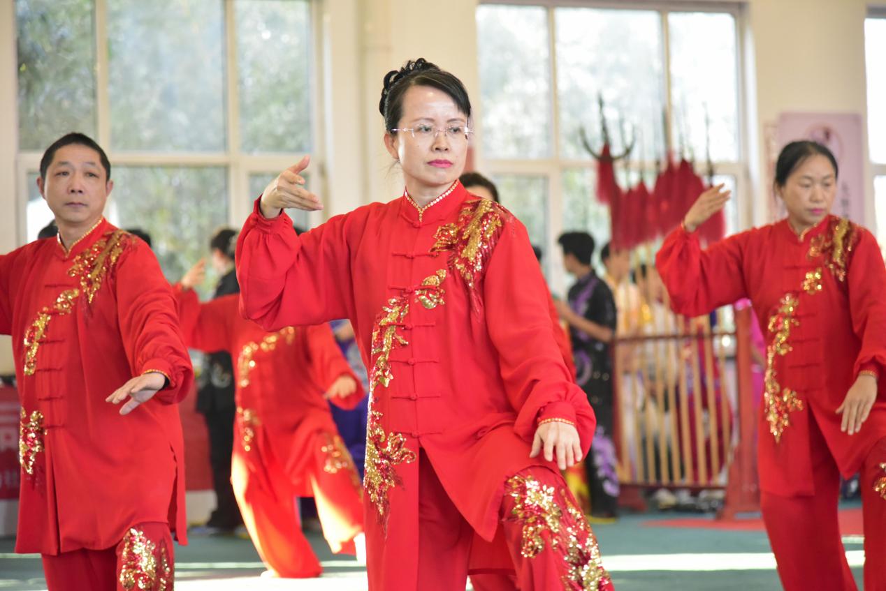 選手們進行武術展示。 尹向平攝