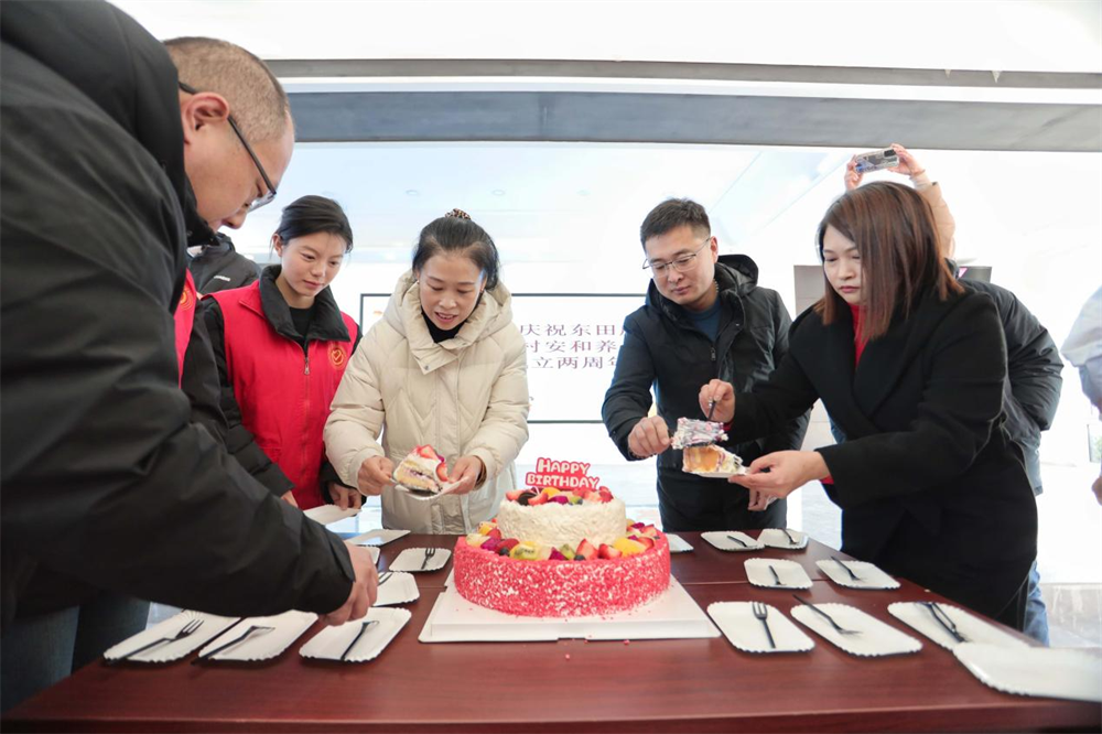 在河北省唐山市丰南区东田庄乡崔庄户村文化礼堂,活动负责人员正在为老人们分发蛋糕。 毕帅摄