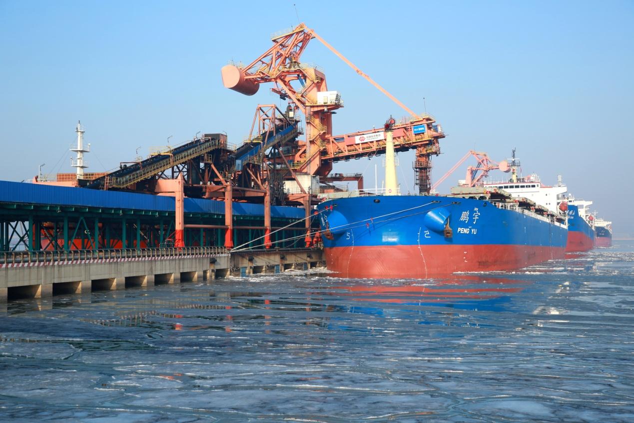 12月28日，輪船在黃驊港裝載電煤。 殷實攝