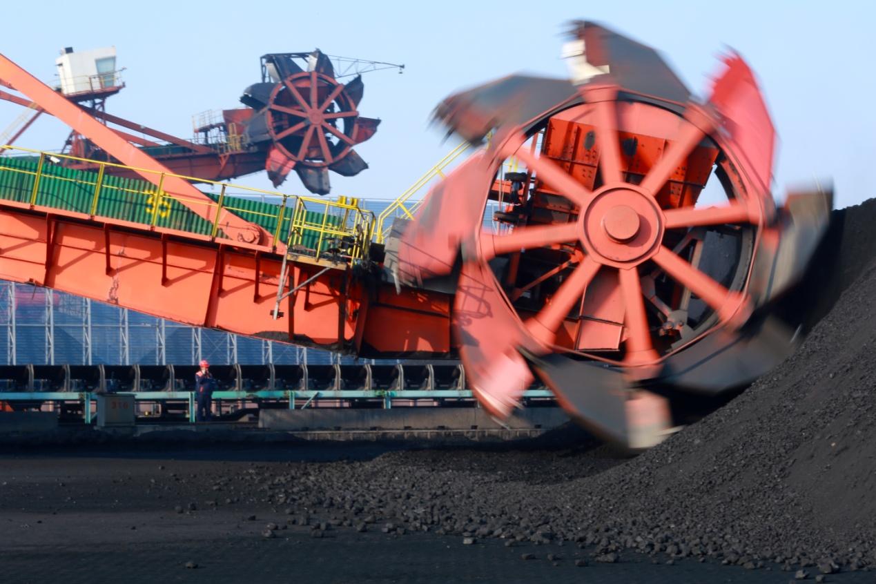 12月28日,黄骅港的装运设备在运转中。 殷实摄