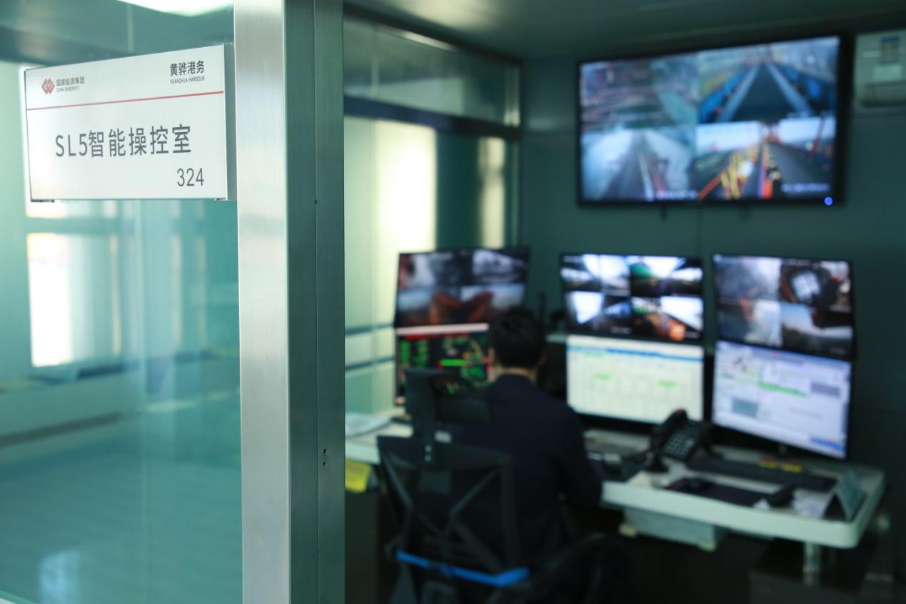 12月28日，在黄骅港SL5智能操控室内，工作人员正在工作。 殷实摄