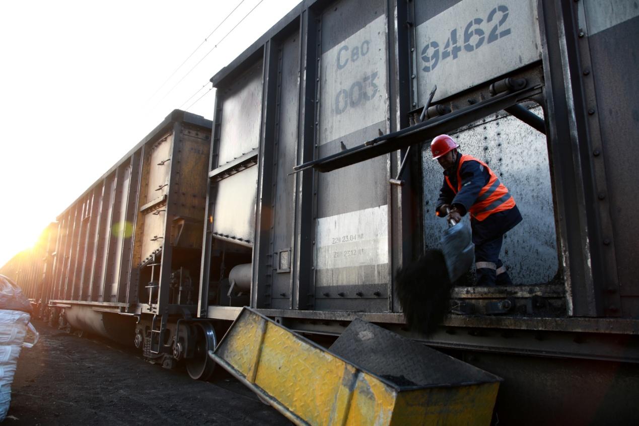 12月28日，在黄骅港的运煤车上，工作人员正在清理车厢内剩余的煤。 殷实摄