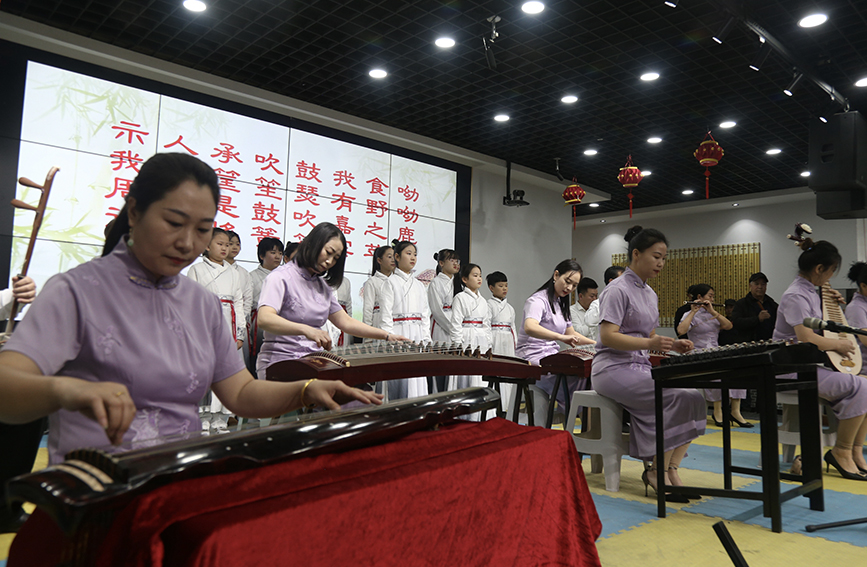 12月27日，师生表演诗经声乐合奏《鹿鸣》。 李世文摄