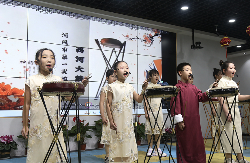 12月27日,学生表演西河大鼓《花唱绕口令》。 李世文摄