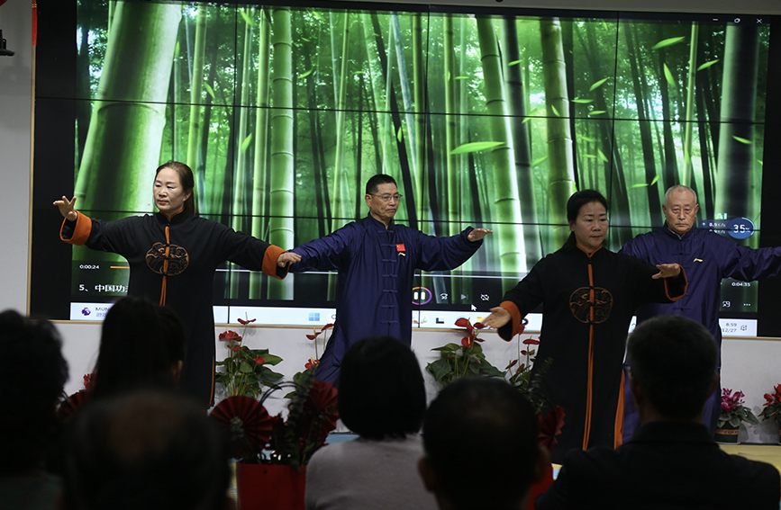 12月27日，课外辅导老师在进行武术表演。 李世文摄