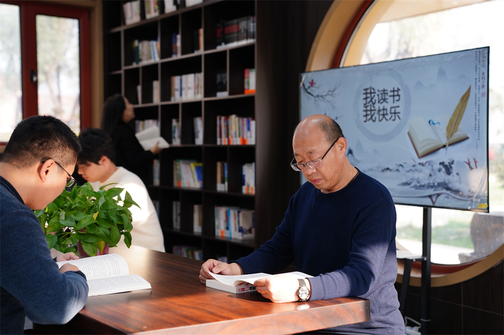 群眾在勤政書院閱讀圖書。 孫珞瑜攝