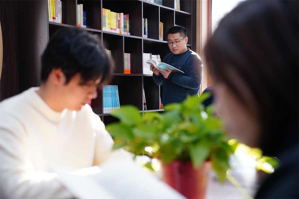 群眾在勤政書院閱讀圖書。 孫珞瑜攝