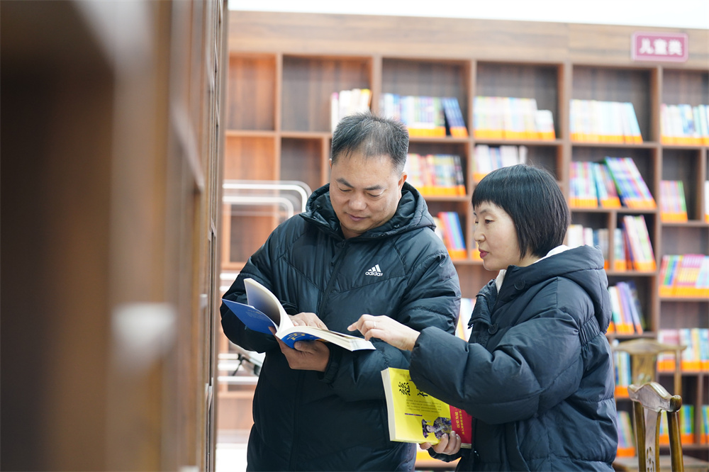 群眾在智慧圖書館挑選圖書。 孫珞瑜攝