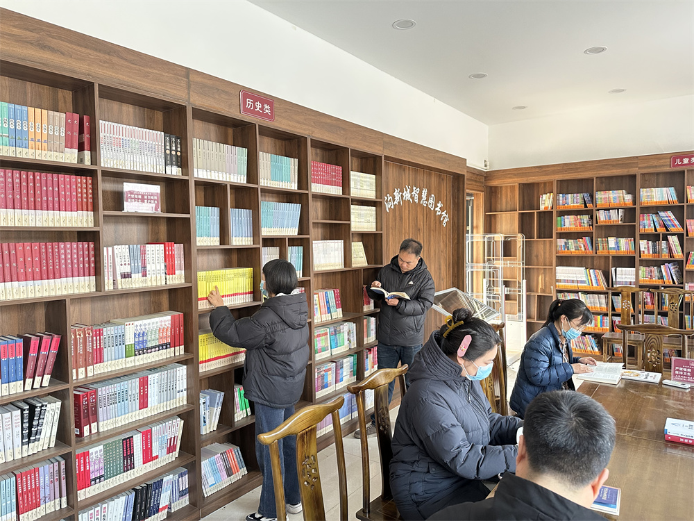 群眾在智慧圖書館閱讀。 孫珞瑜攝