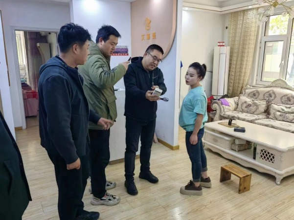 熱力公司服務人員入戶走訪。 王麗攝