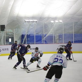 第四届全国大学生冰球联赛举行。宋晶晶摄