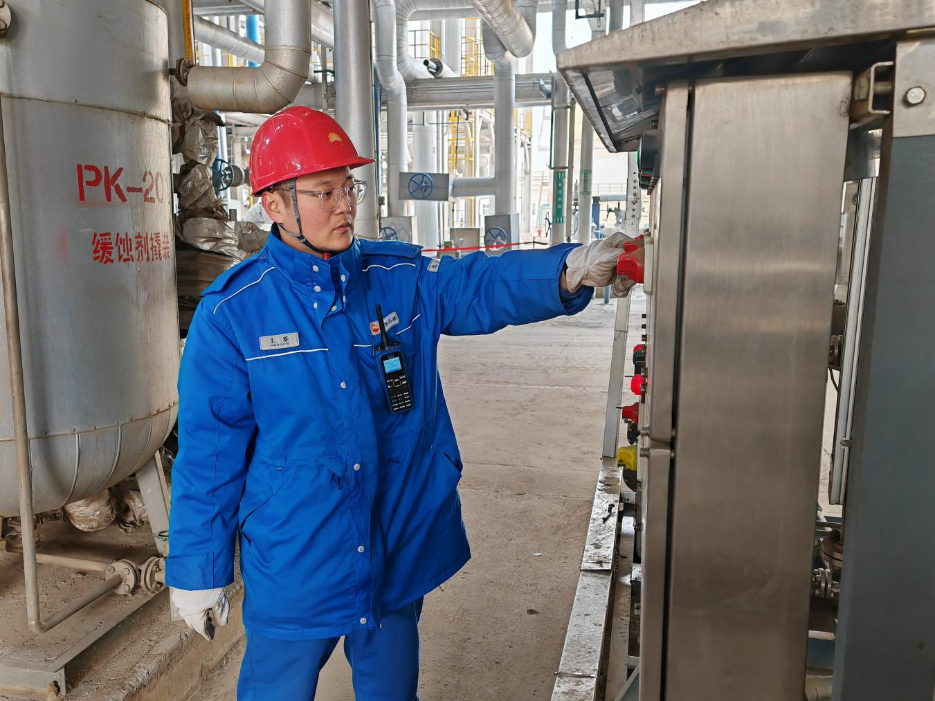 华北石化加氢裂化装置外操启用航煤抗氧剂撬装，加注抗氧剂，保证航煤高品质供应大兴机场。 周浩摄